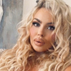 Caterina, candidate des "Reines du shopping" (M6) lors d'un spécial "Belles avec des formes". La chanteuse de 27 ans affiche son visage de poupée et ses courbes sur Instagram.