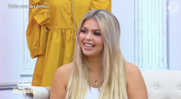 Caterina, candidate des "Reines du shopping" sur M6 pour une spéciale rondes "Belles avec des formes". Les cinq concurrentes ont pour mission de proposer un look "chic avec une pièce fluide".