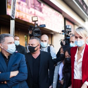 Laeticia Hallyday et ses filles Jade et Joy, son chauffeur Carl et son garde du corps Jimmy Refas - Arrivée à la journée Spécial Johnny au Grand Rex "Son rève américain", pour la projection des documentaires "Johnny USA" et "A nos promesses". Le 21 octobre 2020 © Tiziano Da Silva / Bestimage