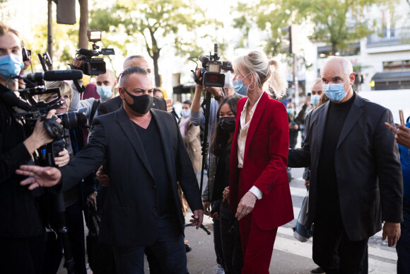 Laeticia Hallyday entourée de son chauffeur Carl et de son garde du corps Jimmy Refas - Arrivée à la journée Spécial Johnny au Grand Rex "Son rève américain", pour la projection des documentaires "Johnny USA" et "A nos promesses". Le 21 octobre 2020 © Tiziano Da Silva / Bestimage
