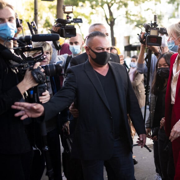 Laeticia Hallyday entourée de son chauffeur Carl et de son garde du corps Jimmy Refas - Arrivée à la journée Spécial Johnny au Grand Rex "Son rève américain", pour la projection des documentaires "Johnny USA" et "A nos promesses". Le 21 octobre 2020 © Tiziano Da Silva / Bestimage