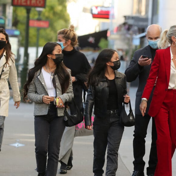 Exclusif - Laeticia Hallyday et ses filles Jade et Joy, son garde du corps Jimmy Refas - Arrivée à la journée Spéciale Johnny au Grand Rex "Son rève américain", pour la projection des documentaires "Johnny USA" et "A nos promesses". Le 21 octobre 2020