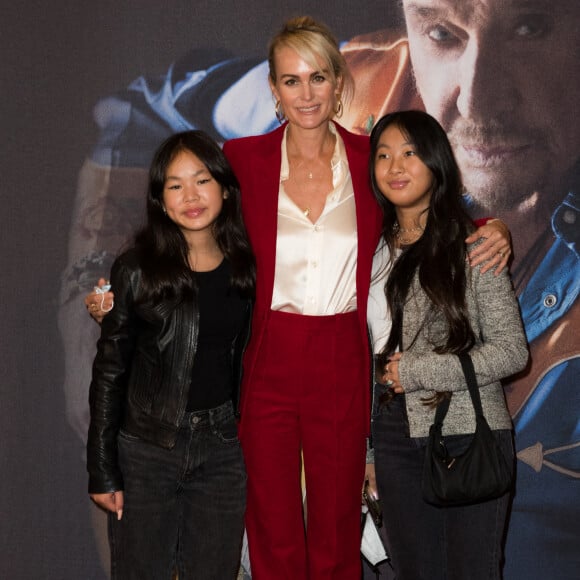 Laeticia Hallyday et ses filles Joy et Jade - Projection au Grand Rex à Paris des documentaires "Johnny USA" et "A nos promesses" à l'occasion de la Journée Spéciale Johnny, son rêve américain. Le 21 octobre 2020 © Jacovides-Moreau / Bestimage