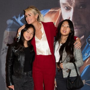 Laeticia Hallyday et ses filles Joy et Jade - Projection au Grand Rex à Paris des documentaires "Johnny USA" et "A nos promesses" à l'occasion de la Journée Spéciale Johnny, son rêve américain. Octobre 2020 © Jacovides-Moreau / Bestimage