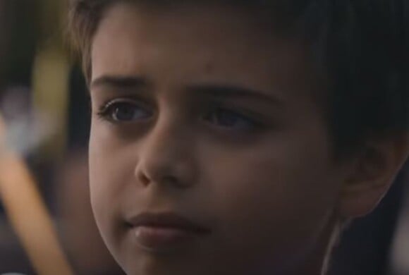 Dean, le fils de Dany Brillant, dans le clip La Bohème.