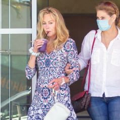 Exclusif - Melanie Griffith à la sortie d'un rendez-vous médical le jour de son anniversaire accompagnée d'une amie dans le quartier de Santa Monica à Los Angeles pendant l'épidémie de coronavirus (Covid-19), le 10 août 2020