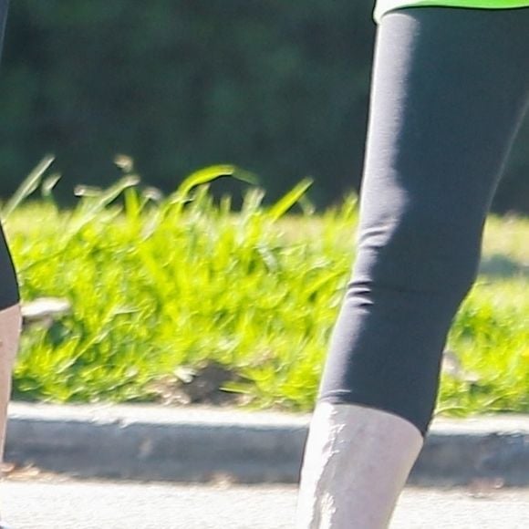 Exclusif - Melanie Griffith se balade avec une amie dans le quartier de Beverly Hills à Los Angeles pendant l'épidémie de coronavirus (Covid-19), le 4 août 2020