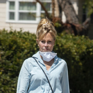 Exclusif - Melanie Griffith se balade dans les rues de Los Angeles pendant l'épidémie de coronavirus (Covid-19), le 16 juillet 2020