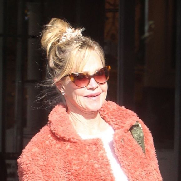 Exclusif - Melanie Griffith passe l'après-midi avec sa fille Stella dans le quartier de Hollywood à Los Angeles, Californie, Etats-Unis, le 4 janvier 2020.