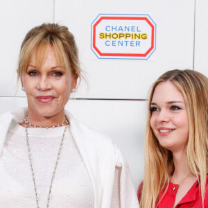 Melanie Griffith et sa fille Stella Banderas - Photocall du défilé de mode, collection prêt-à-porter automne-hiver 2014/2015, "Chanel" au Grand Palais à Paris. Le 4 mars 2014