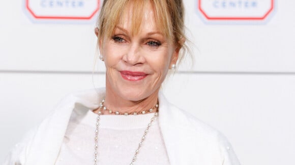 Melanie Griffith, joli décolleté et culotte rose : à 63 ans, elle pose en lingerie