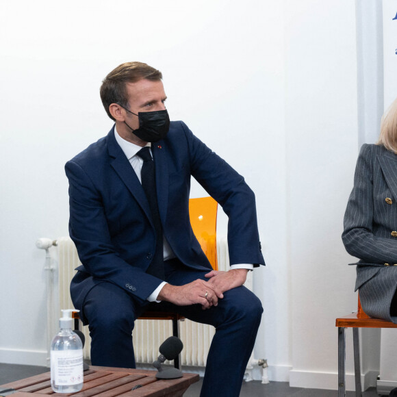 Le Président Emmanuel Macron et sa femme Brigitte Macron visitent la plateforme Handicap Repit des aidants (Phare) à Paris le 6 octobre 2020. © Jacques Witt/Pool/Bestimage 