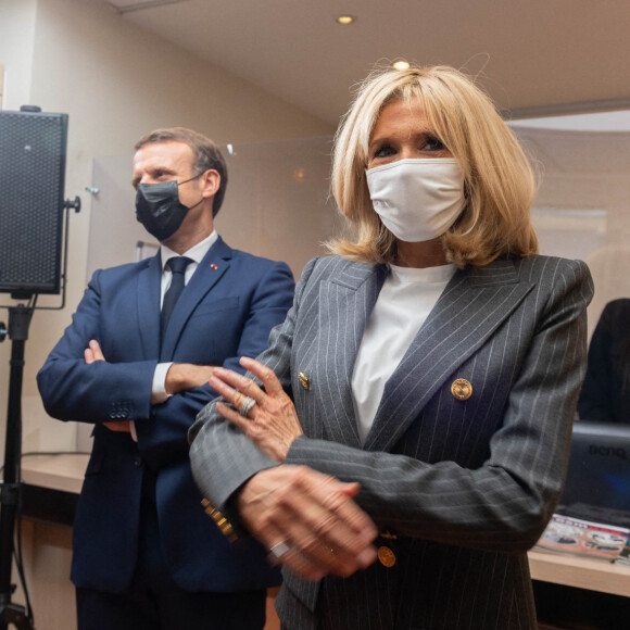 Le Président Emmanuel Macron et sa femme Brigitte Macron visitent la plateforme Handicap Repit des aidants (Phare) à Paris le 6 octobre 2020. © Jacques Witt/Pool/Bestimage 