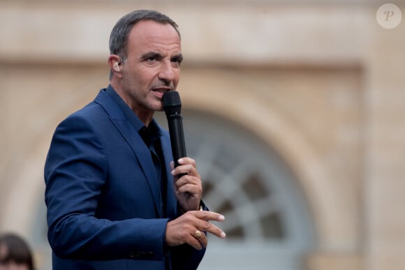 Exclusif - Nikos Aliagas - Enregistrement de l'émission "La chanson de l'année" dans les jardins du Palais Royal à Paris, qui sera diffusée le 12 juin sur TF1. Le 11 juin 2020 © Cyril Moreau / Bestimage