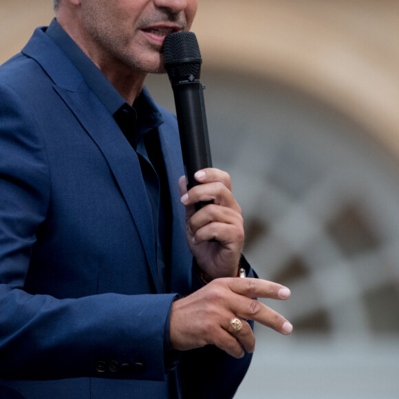 Exclusif - Nikos Aliagas - Enregistrement de l'émission "La chanson de l'année" dans les jardins du Palais Royal à Paris, qui sera diffusée le 12 juin sur TF1. Le 11 juin 2020 © Cyril Moreau / Bestimage