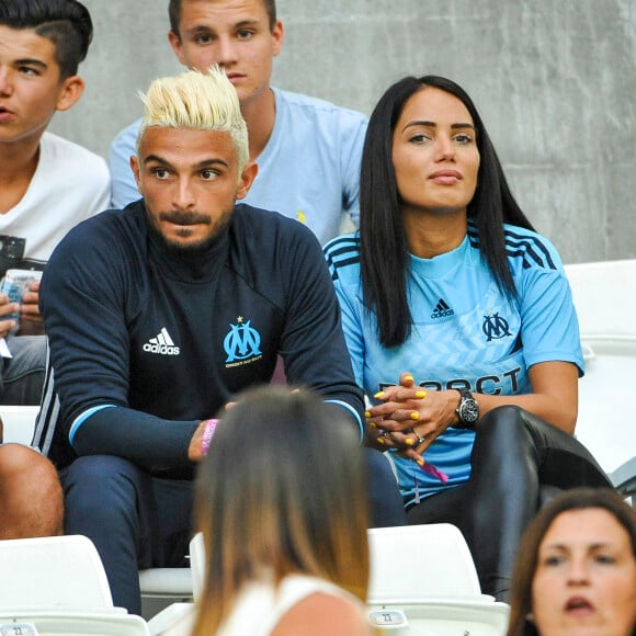 Julien Tanti (Les Marseillais), sa compagne Manon Marsault et un ami dans les tribunes du stade Vélodrome lors du match Olympique de Marseille (OM) à Toulouse Football Club (TFC) à Marseille, le 14 août 2016. © Pierre Pérusseau/Bestimage