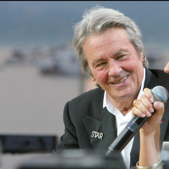 Alain Delon et Diam's - Plateau de l'émission "Le grand journal" de Canal+ sur la Croisette à Cannes.