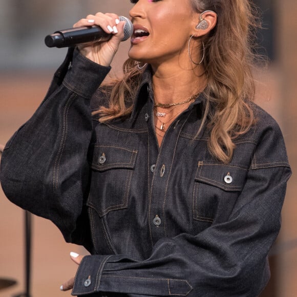 Exclusif - Vitaa - Enregistrement de l'émission "La chanson de l'année" dans les jardins du Palais Royal à Paris, qui sera diffusée le 12 juin sur TF1. Le 11 juin 2020. © Cyril Moreau / Bestimage