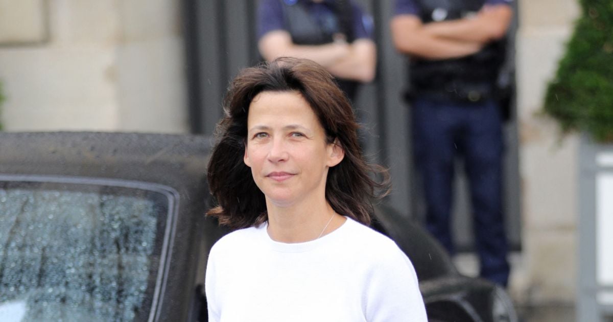 Sophie Marceau en jean et t-shirt et sans maquillage à la sortie de l