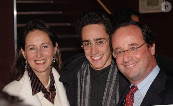 Archives. Ségolène Royal et François Hollande avec leur fils Thomas à Paris en 2005