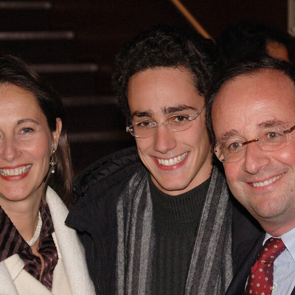Archives. Ségolène Royal et François Hollande avec leur fils Thomas à Paris en 2005