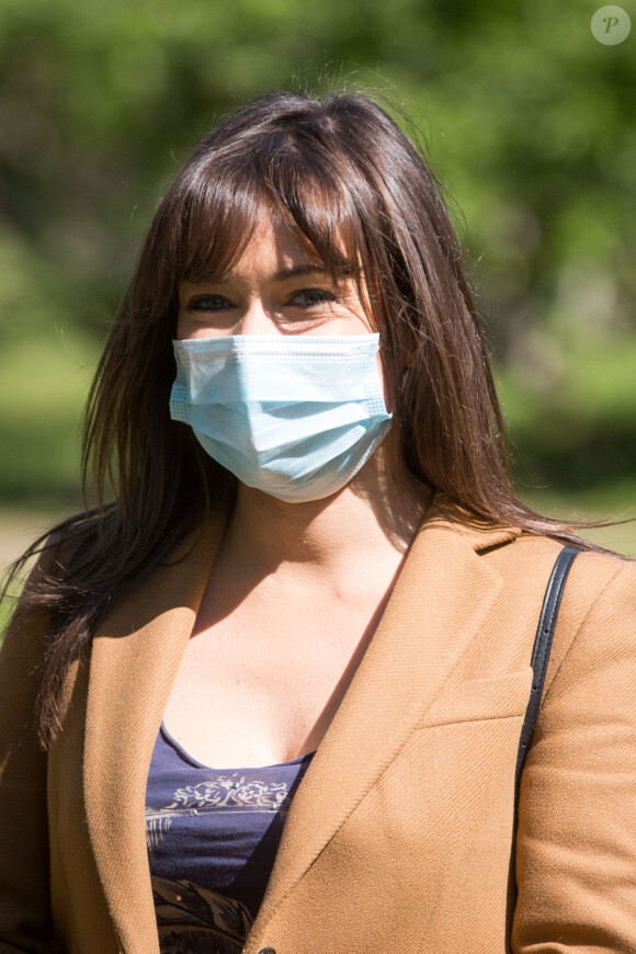 Exclusif - Elsa Esnoult - Reprise du tournage de la série "Les Mystères de l'amour" à Cergy-Pontoise (Val d'Oise) après 2 mois d'arrêt dû au confinement en pleine épidémie de Coronavirus Covid-19 le 14 mai 2020.