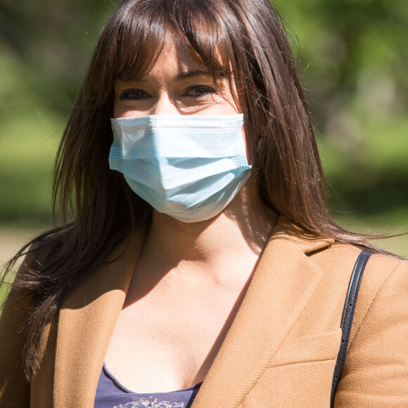 Exclusif - Elsa Esnoult - Reprise du tournage de la série "Les Mystères de l'amour" à Cergy-Pontoise (Val d'Oise) après 2 mois d'arrêt dû au confinement en pleine épidémie de Coronavirus Covid-19 le 14 mai 2020.