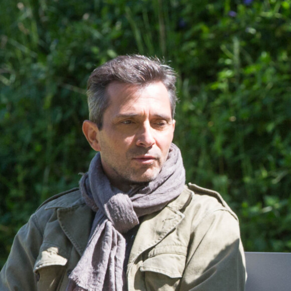 Exclusif - Sebastien Roch et Elsa Esnoult - Reprise du tournage de la série "Les Mystères de l'amour" à Cergy-Pontoise (Val d'Oise) après 2 mois d'arrêt dû au confinement en pleine épidémie de Coronavirus Covid-19 le 14 mai 2020.