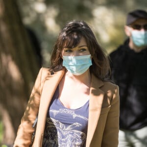 Exclusif - Elsa Esnoult - Reprise du tournage de la série "Les Mystères de l'amour" à Cergy-Pontoise (Val d'Oise) après 2 mois d'arrêt dû au confinement en pleine épidémie de Coronavirus Covid-19 le 14 mai 2020.