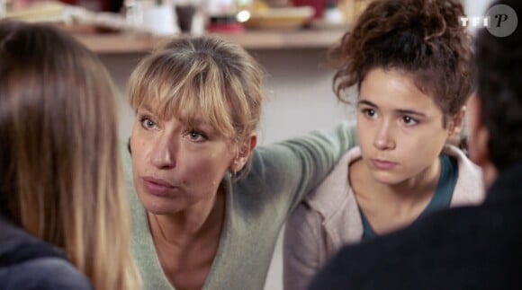 Julie Debazac et Maïna Grézanié dans la série "Demain nous appartient", diffusée sur TF1.