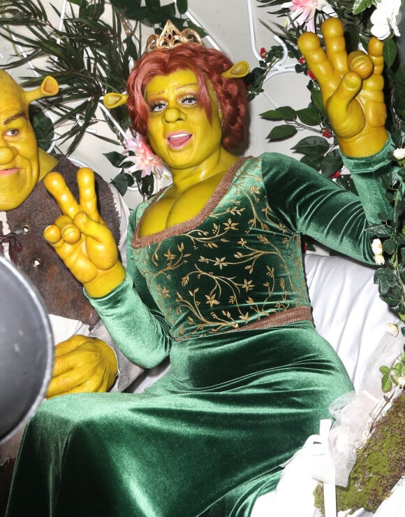 Heidi Klum et son compagnon Tom Kaulitz déguisés en Fiona et Shrek arrivent dans un carrosse à la soirée annuelle Halloween à New York, le 31 octobre 2018