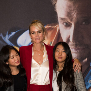 Laeticia Hallyday et ses filles Joy et Jade - Projection au Grand Rex à Paris des documentaires "Johnny USA" et "A nos promesses" à l'occasion de la Journée Spéciale Johnny, son rêve américain. Le 21 octobre 2020 © Jacovides-Moreau / Bestimage