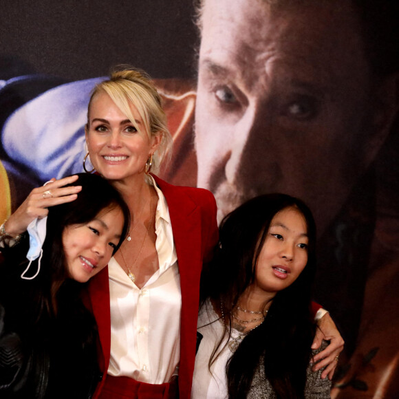 Laeticia Hallyday et ses filles Joy et Jade - Projection au Grand Rex à Paris des documentaires "Johnny USA" et "A nos promesses" à l'occasion de la Journée Spéciale Johnny, son rêve américain. Le 21 octobre 2020 © Jacovides-Moreau / Bestimage