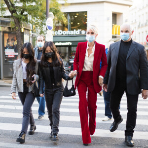 Exclusif - Laeticia Hallyday et ses filles Jade et Joy, son garde du corps Jimmy Refas - Arrivée à la journée Spécial Johnny au Grand Rex "Son rève américain", pour la projection des documentaires "Johnny USA" et "A nos promesses". Le 21 octobre 2020 © Tiziano Da Silva / Bestimage 