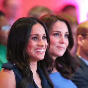 Meghan Markle et Catherine Kate Middleton (enceinte), duchesse de Cambridge lors du premier forum annuel de la Fondation Royale à Londres le 28 février 2018.