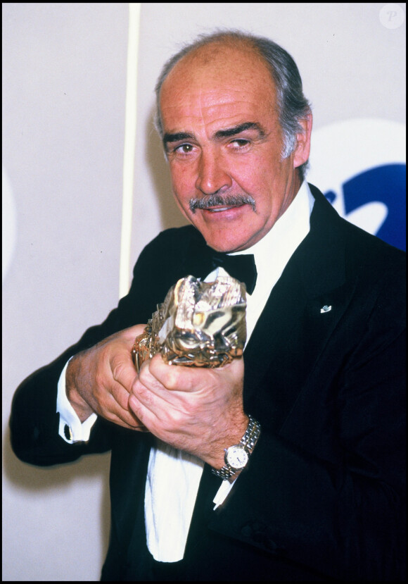 Archives - Sean Connery, président de la cérémonie des César 1987 avec son César d'honneur.