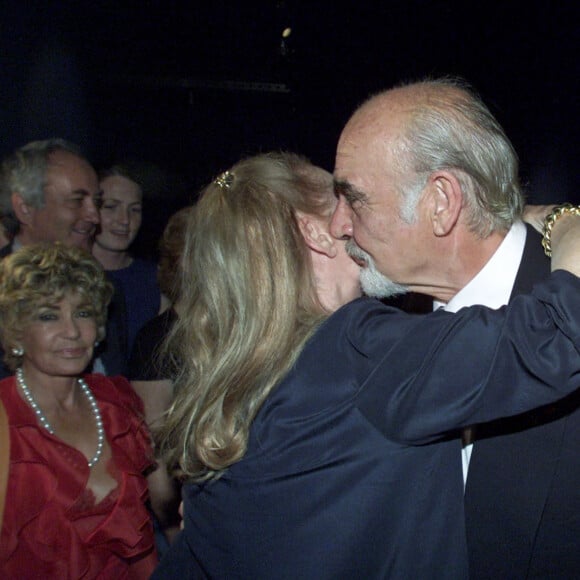 Archives - Ursula Andress et Sean Connery lors du vernissage de l'exposition de Micheline Roquebrune au Vittoriano Museum à Rome. Le 30 mai 2001.