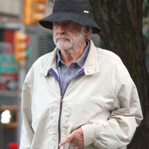 Sean Connery marche dans la rue avec une canne à New York le 11 septembre 2017.