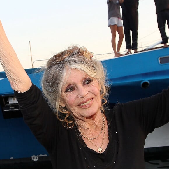 Brigitte Bardot pose avec l'équipage de Brigitte Bardot Sea Shepherd, le célèbre trimaran d'intervention de l'organisation écologiste, sur le port de Saint-Tropez, le 26 septembre 2014