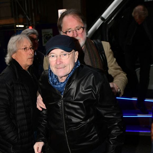 Phil Collins arrive avec une canne pour l'émission "The Zoe Ball Breakfast Show" dans les studios BBC Radio 2 à Londres, Royaume Uni, le 3 mars 2020.