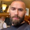 Mujdat pose sur Instagram