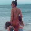 Amel Bent en vacances à la mer avec ses filles Sofia et Hana le 3 août 2020.