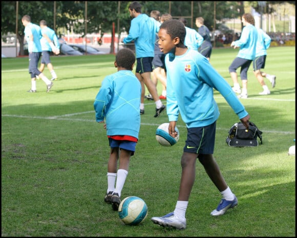 Les fils de Lilian Thuram, Marcus et Kephren Thuram, assistent à un entraînement du FC Barcelone en octobre 2007.