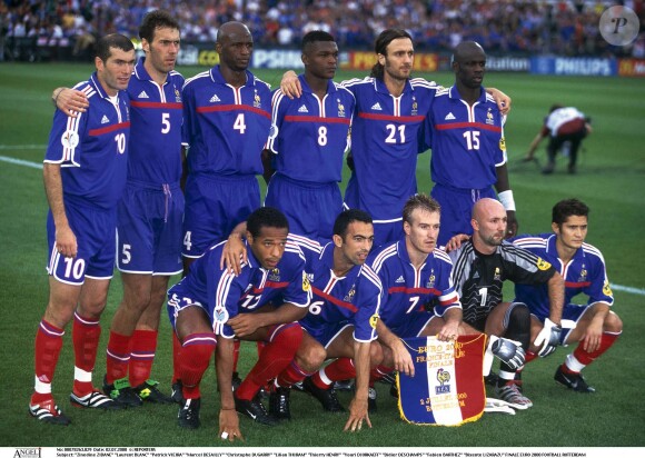 Lilian Thuram (debout, tout à droite) lors de la finale de l'Euro 2000 opposant la France à l'Italie.