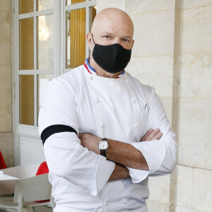 Le grand chef Bordelais et présentateur TV Philippe Etchebest organise un concert de casseroles devant son restaurant Bordelais "Le 4ème Mur" avec son équipe afin de soutenir l'ouverture des restaurants pendant la crise liée à l'épidémie de Coronavirus (COVID-19), le 2 Octobre 2020 à Bordeaux.