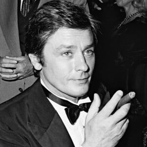 Alain Delon lors d'une soirée Cartier chez Régine en 1980.