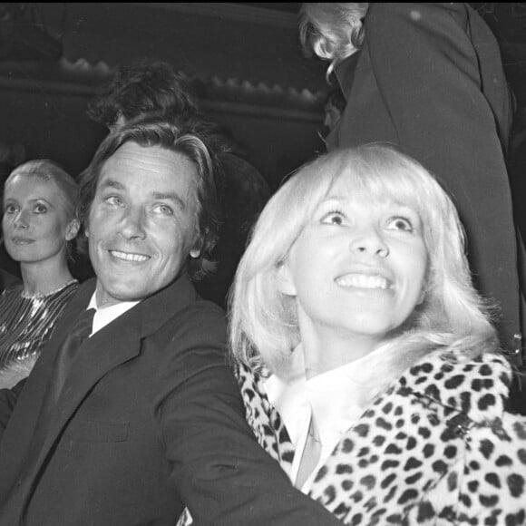 Catherine Deneuve, Alain Delon et Mireille Darc à l'Olympia pour un concert de Sylvie Vartan en 1972.