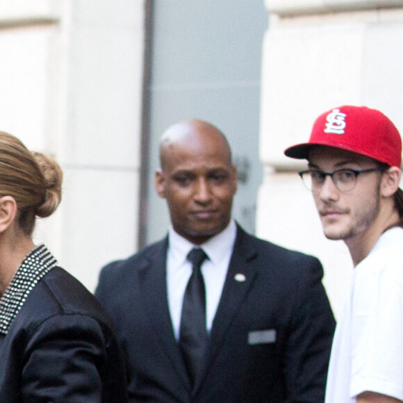 Céline Dion et son fils René-Charles Angelil sortent de l'hôtel Royal Monceau à Paris le 7 juillet 2017. 