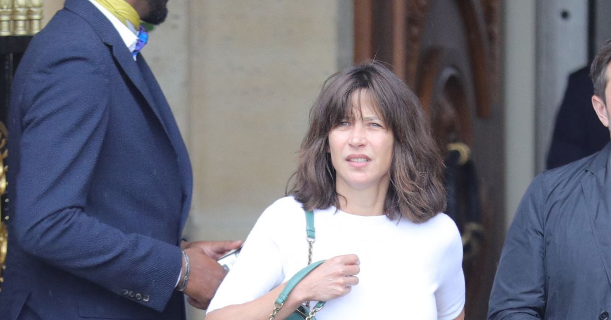 Sophie Marceau en jean et t-shirt et sans maquillage à la sortie de l