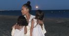 Amel Bent galère à faire dormir ses filles Sofia et Hana, qui refusent d'aller à la sieste. Une séquence savoureuse.